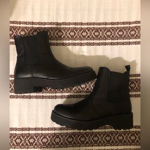 Dirty laundry black Chelsea boots